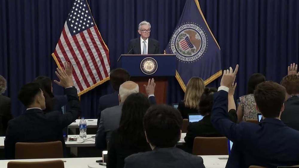 جاي باول يرد على أسئلة الصحافيين.