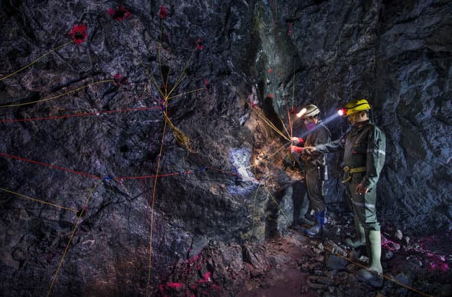 مستثمرون أستراليون يستعرضون الفرص التعدينية في موقع أم الدمار