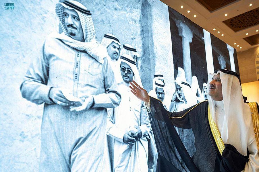 الأمير فيصل بن سلمان خلال زيارته المعرض.