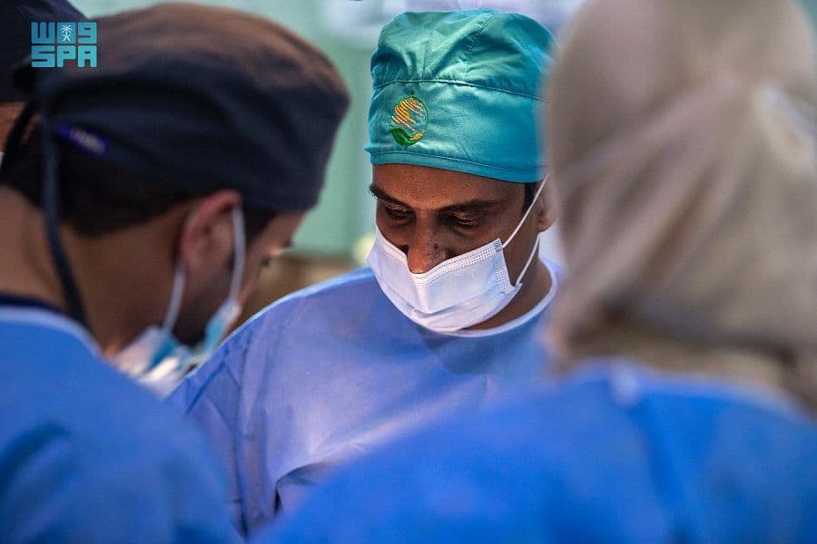 مركز الملك سلمان للإغاثة يدشن المشروع الطبي التطوعي لجراحة الغدة الدرقية في المغرب