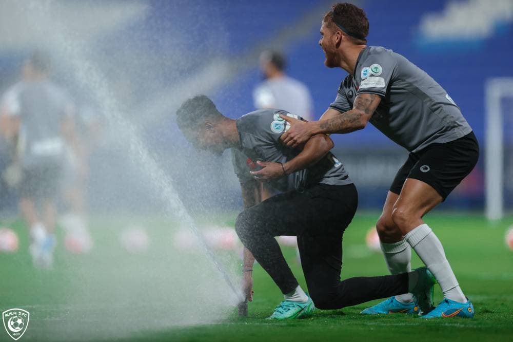 فيما شرح الأرجنتيني رامون دياز مدرب الهلال في الحصة التدريبية، أمس، عديدا من الجمل التكتيكية خلال المناورة الفنية على كامل الملعب استعدادا لمواجهة الفتح بعد غد، استغل اللاعبون رش الملعب بالماء لتبريد أجسادهم جراء ارتفاع درجة الحرارة في العاصمة الرياض. "مركز الهلال الإعلامي"