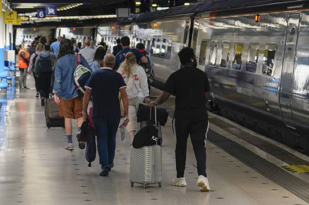 أكبر إضراب لعمال السكك الحديدية يصيب بريطانيا بالشلل