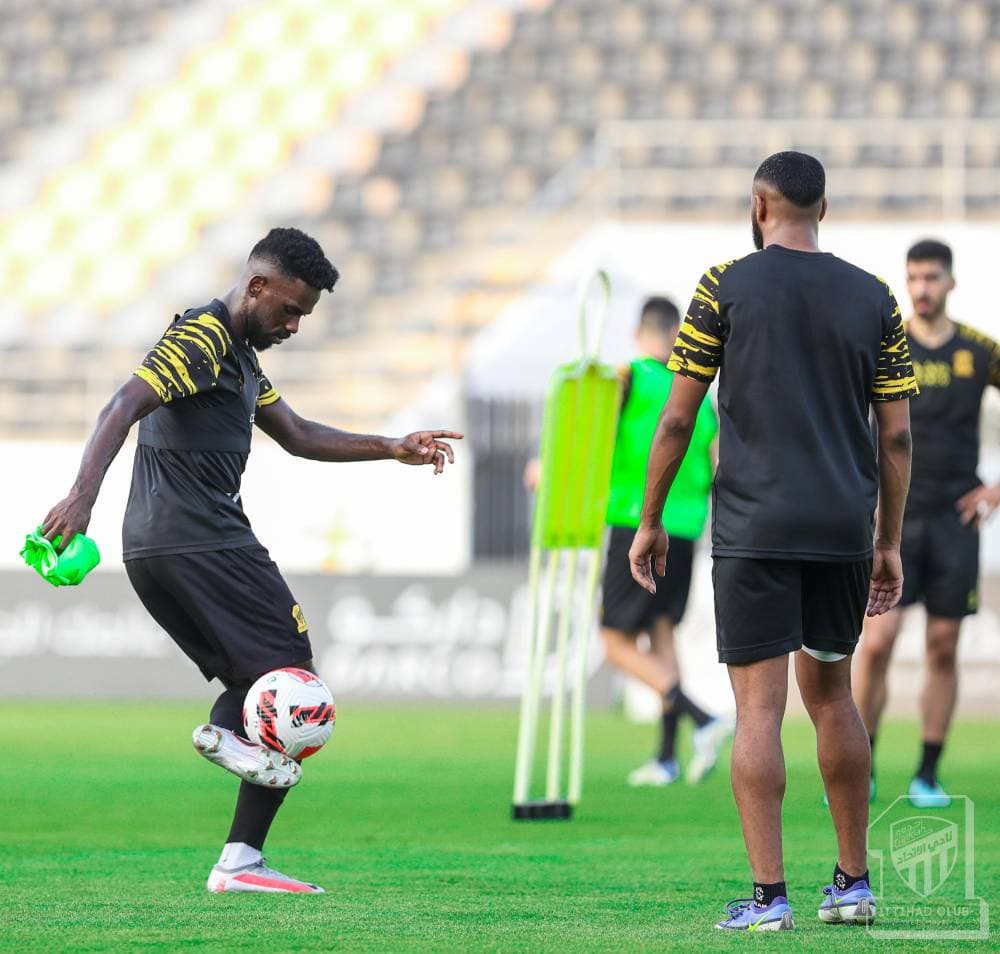 واصل فريق الاتحاد لكرة القدم تحضيراته لمواجهة الاتفاق، غدا، في الجولة ال 29 من دوري المحترفين، وركز المدرب الروماني كوزمين كونترا، على الجانبين اللياقي والتكتيكي، ويظهر اللاعب عبدالعزيز البيشي يستعرض مهاراته بالكرة. "مركز الاتحاد الإعلامي"