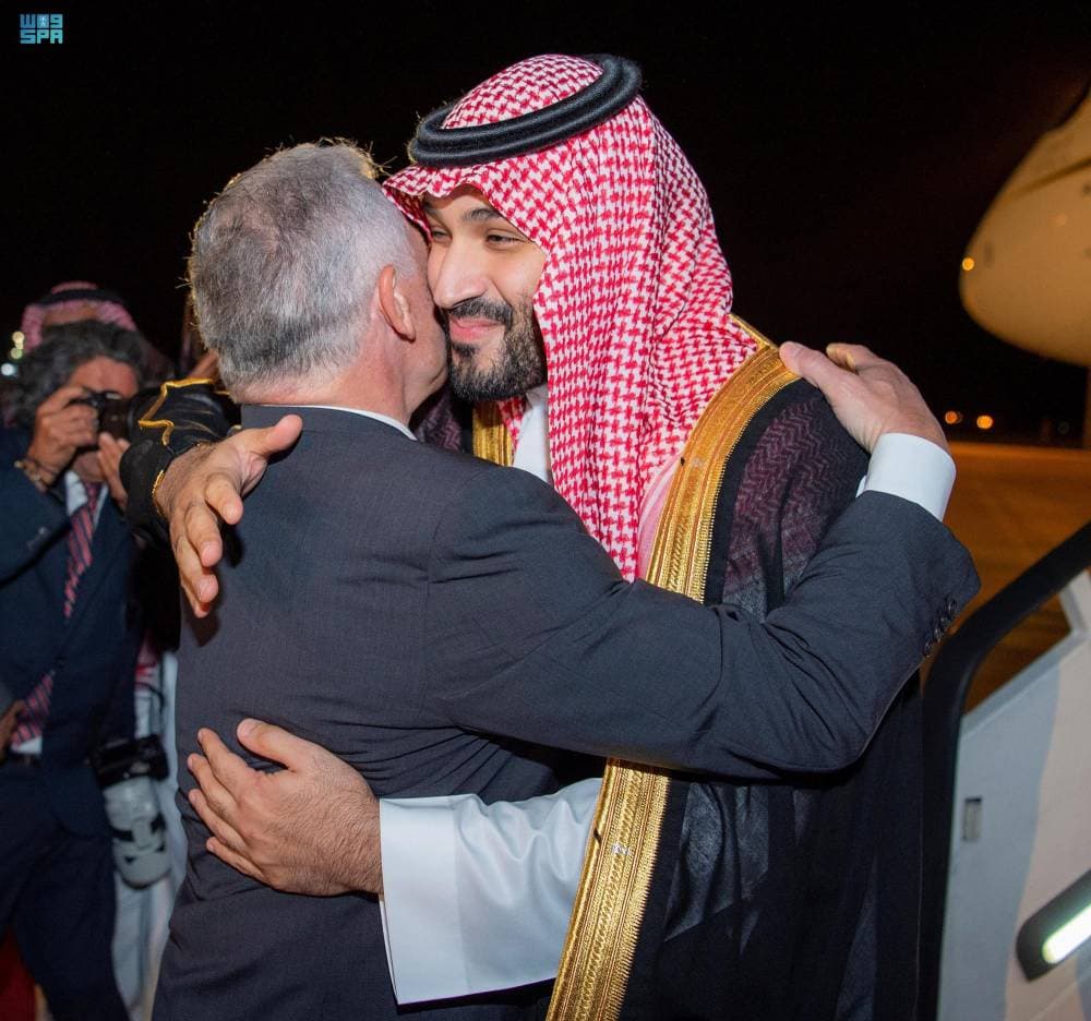 ولي العهد لدى وصوله البارحة إلى عمان، وفي مقدمة مستقبليه ملك الأردن. «واس » 