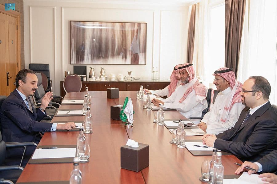بحث فرص التعاون مع بريطانيا في قطاعي الصناعة والتعدين 