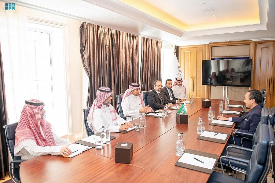 بحث فرص التعاون مع بريطانيا في قطاعي الصناعة والتعدين 