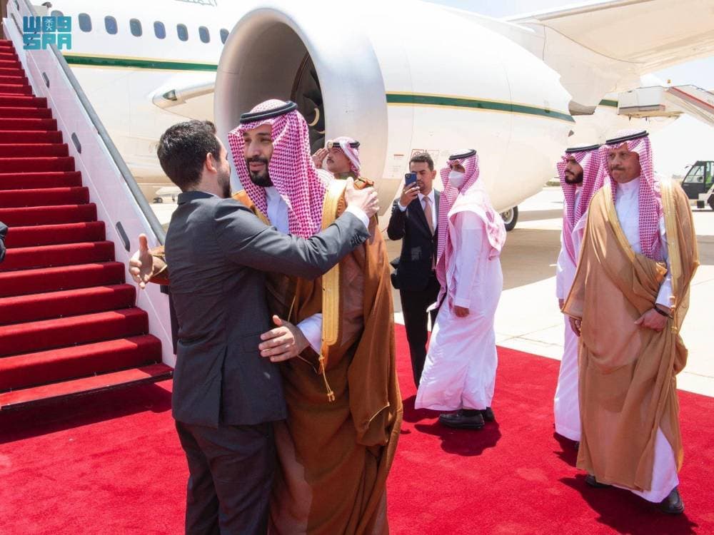 .. وهنا يتبادل التحية مع الأمير الحسين بن عبدالله.