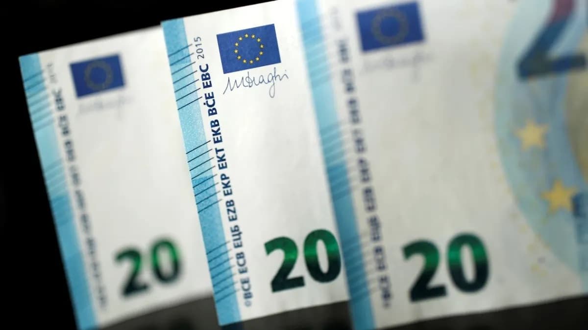 اليورو ينخفض بفعل الصعوبات التي يواجهها اقتصاد المنطقة والدولار يرتفع