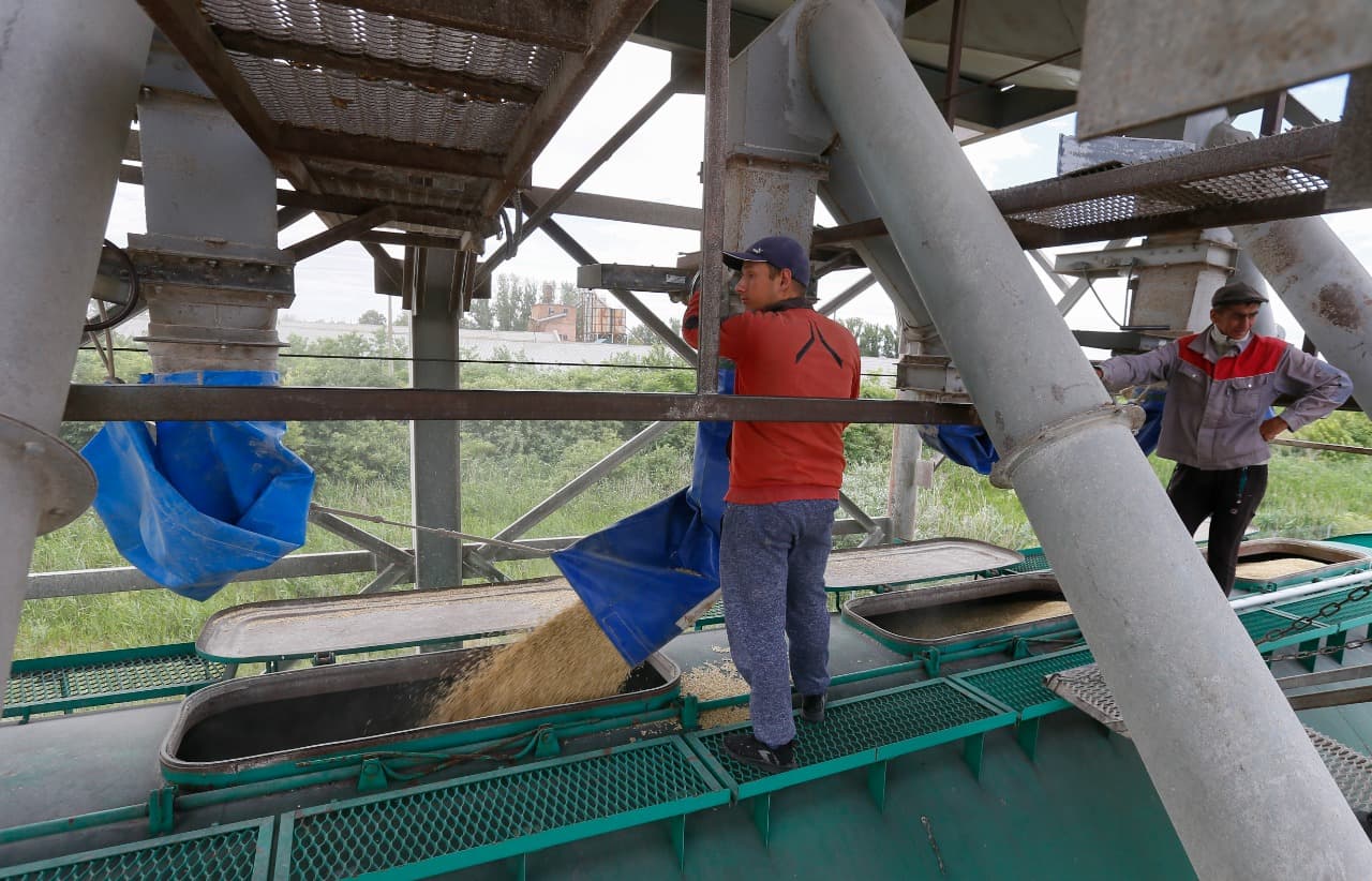 بريطانيا تفرض عقوبات تجارية على روسيا وتدعو لحل أزمة الحبوب العالقة في أوكرانيا