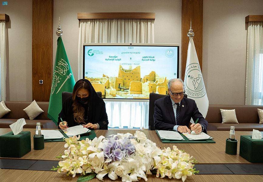 لمياء بنت وماجد وإنزيريلو خلال توقيع المذكرة.