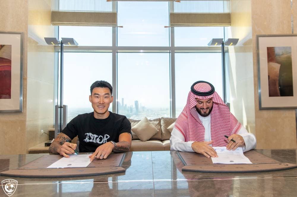 رئيس الهلال لحظة التجديد مع جانج. (مركز الهلال الإعلامي)