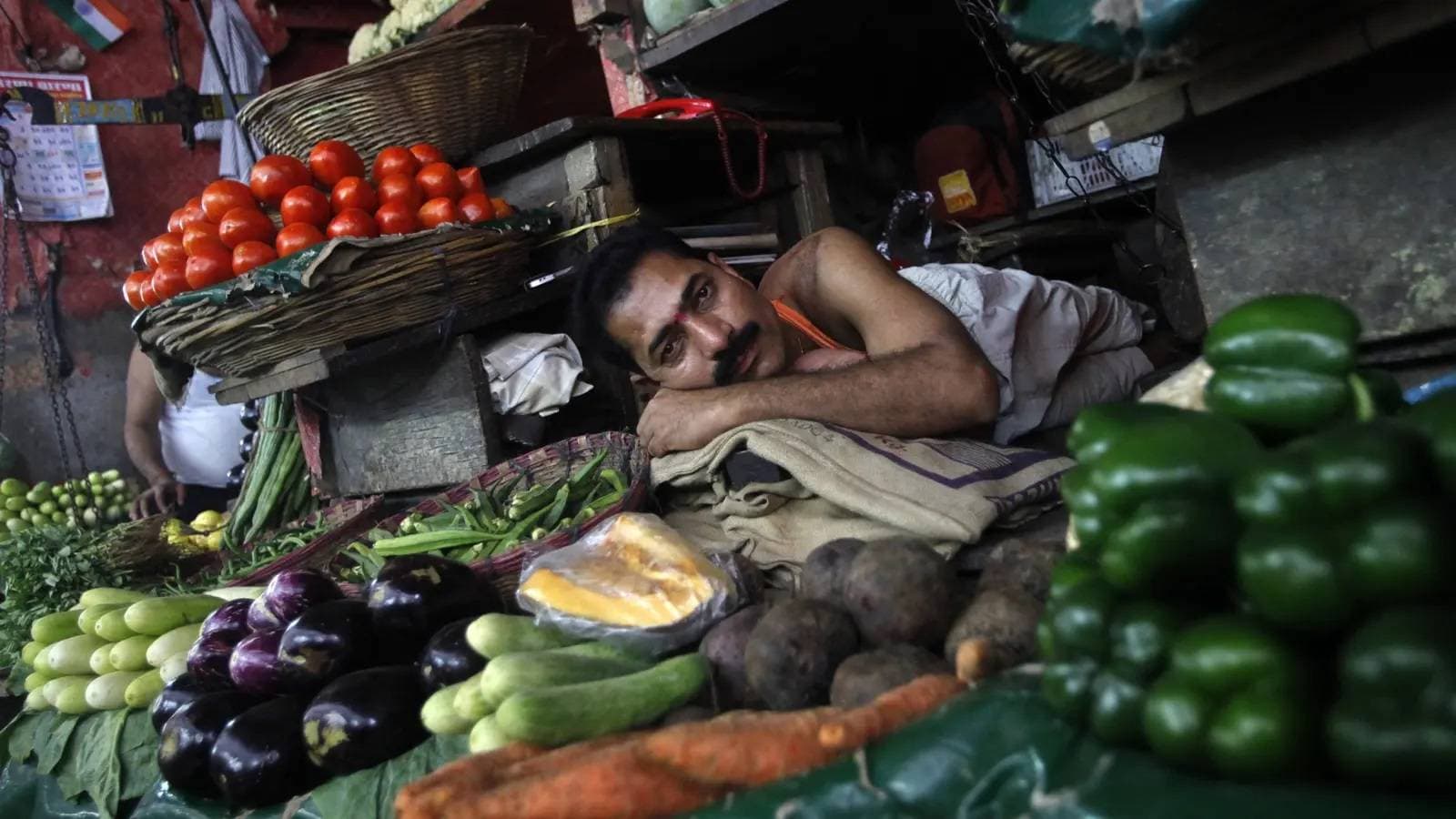 الدولار القوي يجعل الاقتصادات الناشئة بائسة وفقيرة