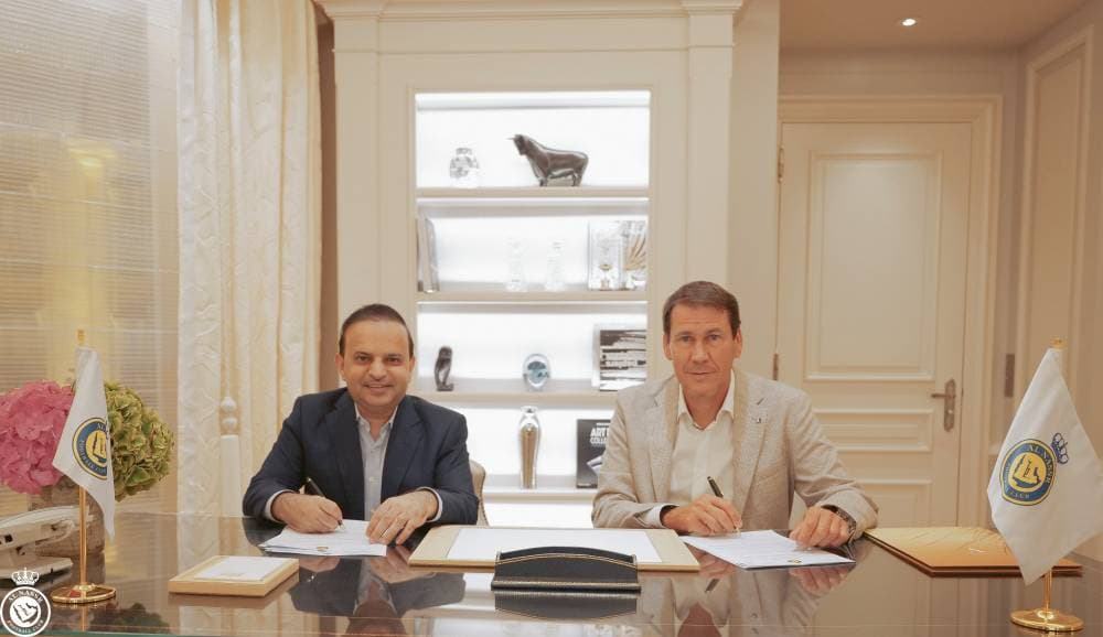 جارسيا لحظة توقيعه للنصر. مركز النصر الإعلامي