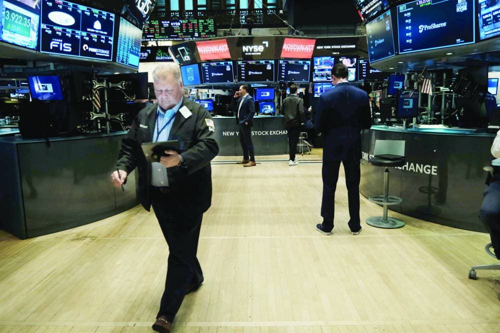 نزل مؤشر ناسداك المجمع 0.59 في المائة إلى 11115.69 نقطة عند الافتتاح أمس.   "الفرنسية"