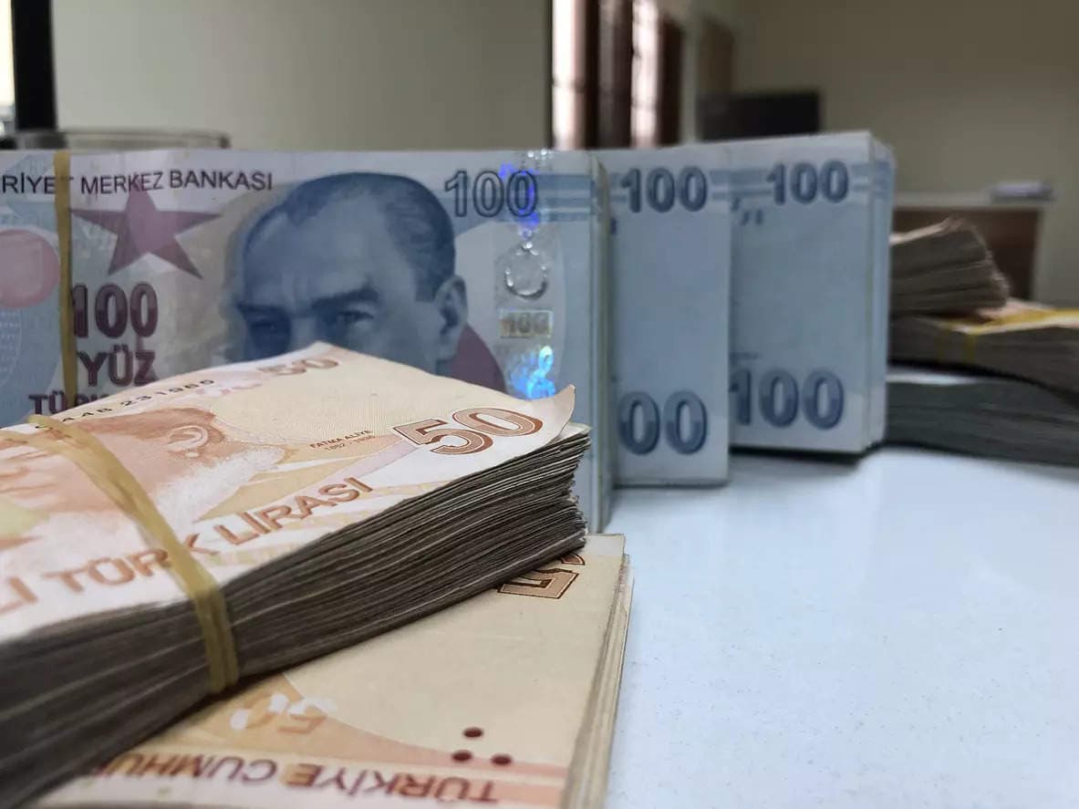الليرة التركية تتراجع إلى 16.66 للدولار بعد تعهد بمزيد من خفض أسعار الفائدة 