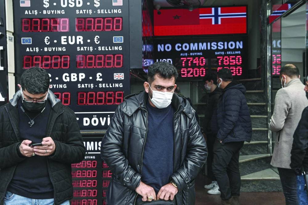 تراجعت الليرة التركية 0.4 في المائة مقابل الدولار أمس وسط مخاوف من زيادة التضخم.