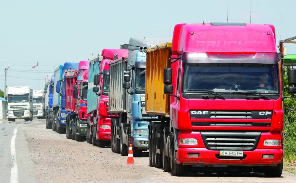 شاحنات محملة بالقمح أمس تنتظر دخول المعبر الحدودي بين أوكرانيا ومولدوفا. «إ.ب.أ»