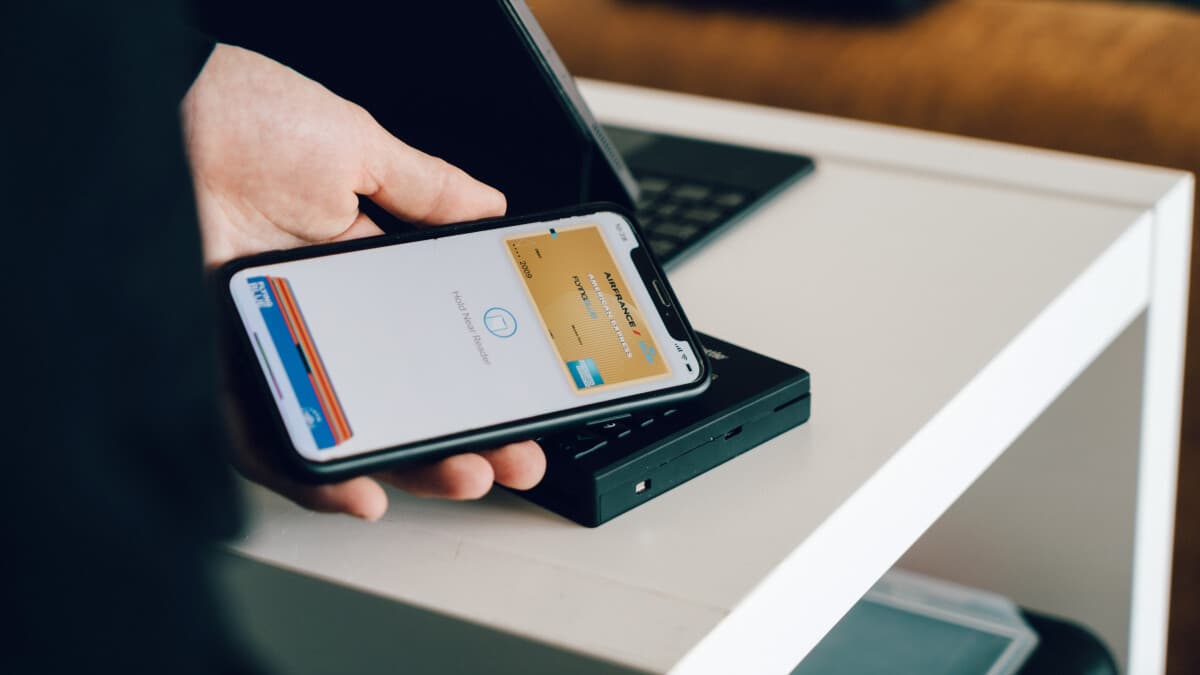 "أبل" تحول جهاز "آيفون" إلى وسيلة لخدمات تقنيات المالية