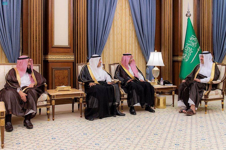 الأمير فيصل بن سلمان ووزير الصناعة ناقشا الموضوعات المتعلقة بالقطاع الصناعي والتعديني.