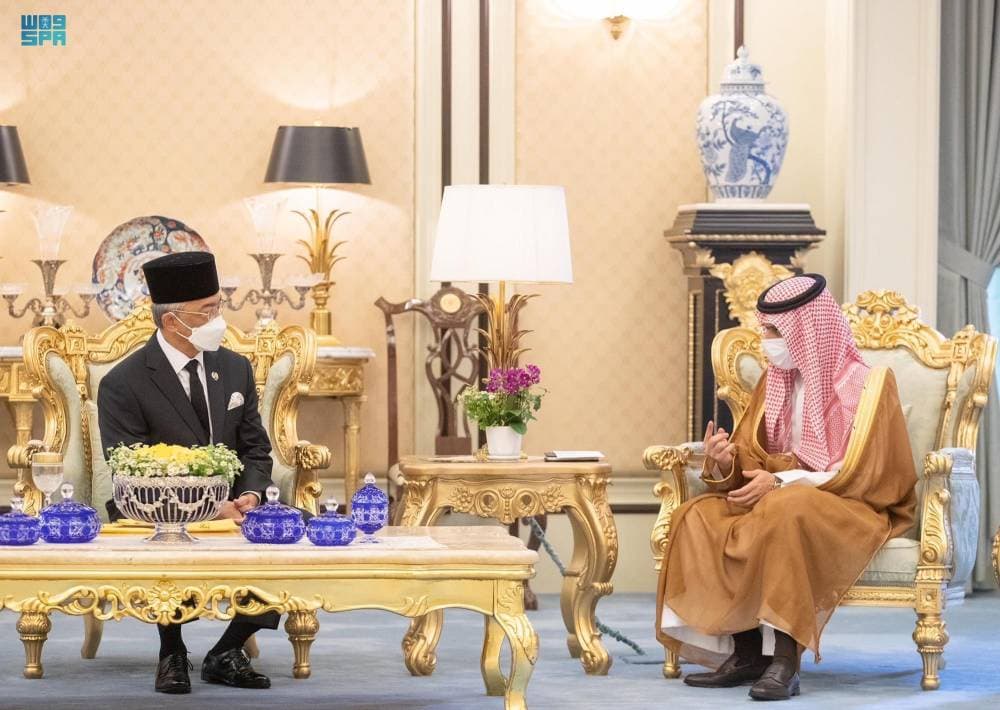 الأمير فيصل بن فرحان بن عبدالله خلال لقائه ملك ماليزيا في كوالالمبور أمس."واس"