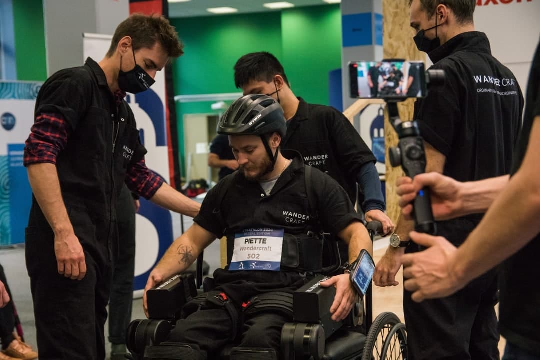 بارقة أمل للمصابين بإعاقات حركية .. روبوت يمشي نيابة عنهم