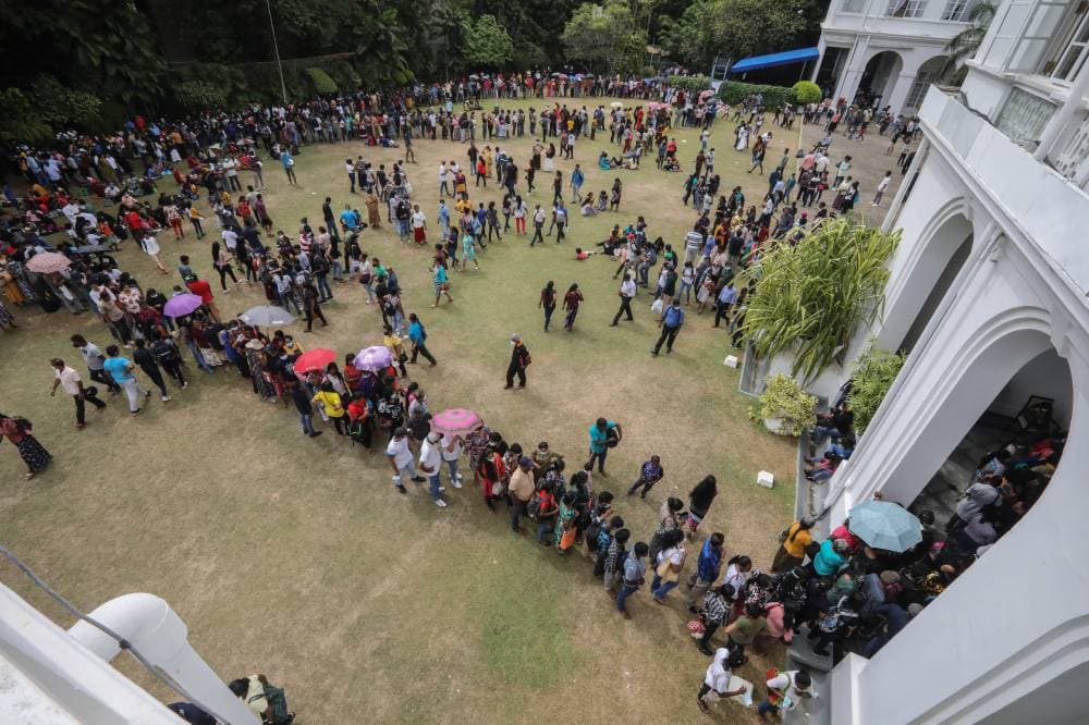 الفعلان: شَغَلَه وأَشْغَلَه بمعنى واحد