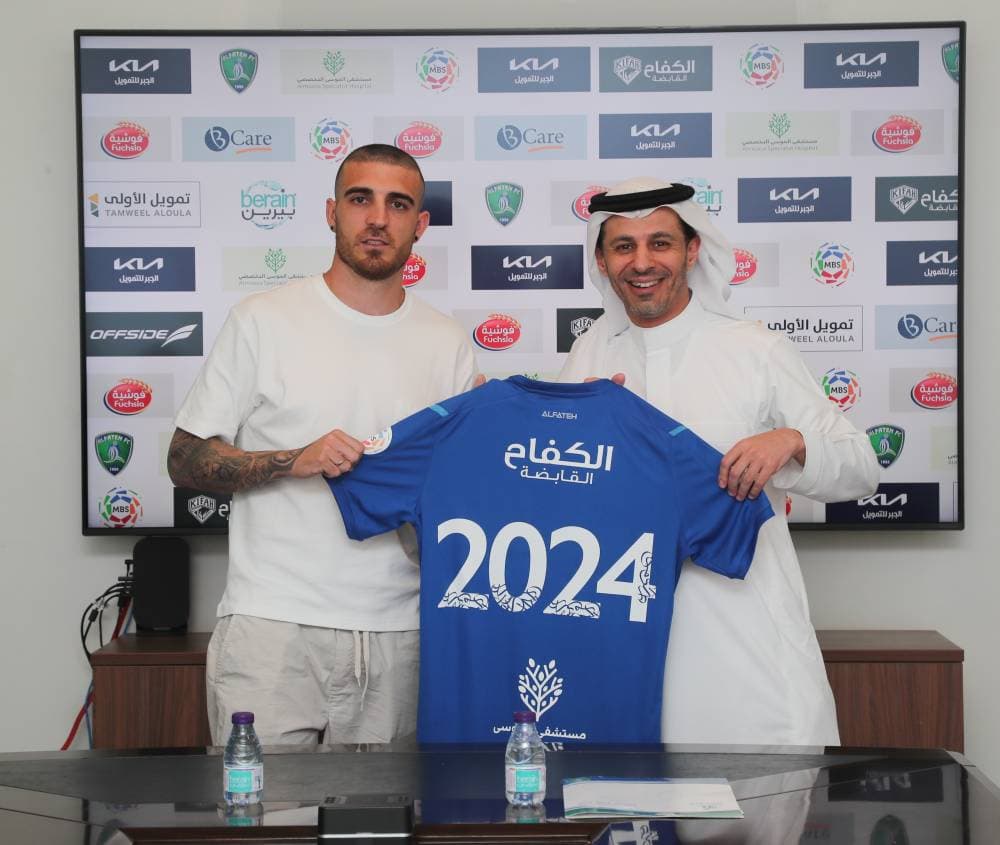 فيليز بعد توقيع عقده أمس. مركز الفتح الإعلامي