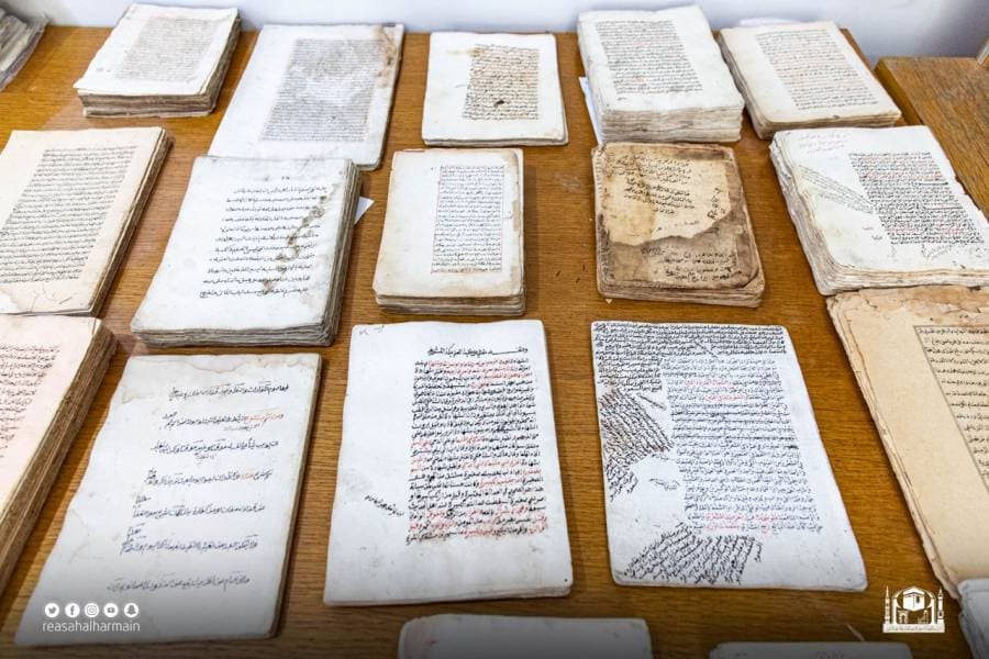 يضم مركز المخطوطات ما يزيد عن 7849 عنوانا.