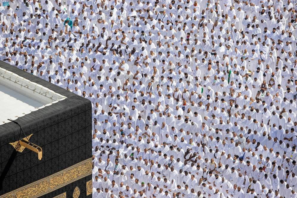 أداء صلاة العصر في المسجد الحرام أمس. "واس"