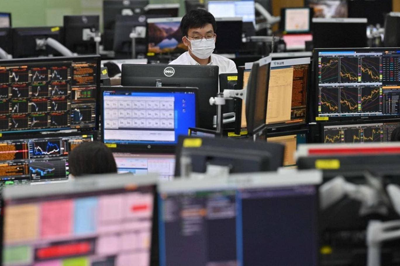 الأسهم السعودية تقلص خسائرها عند الإغلاق .. والسيولة تعود فوق مستوى 10 مليارات ريال
