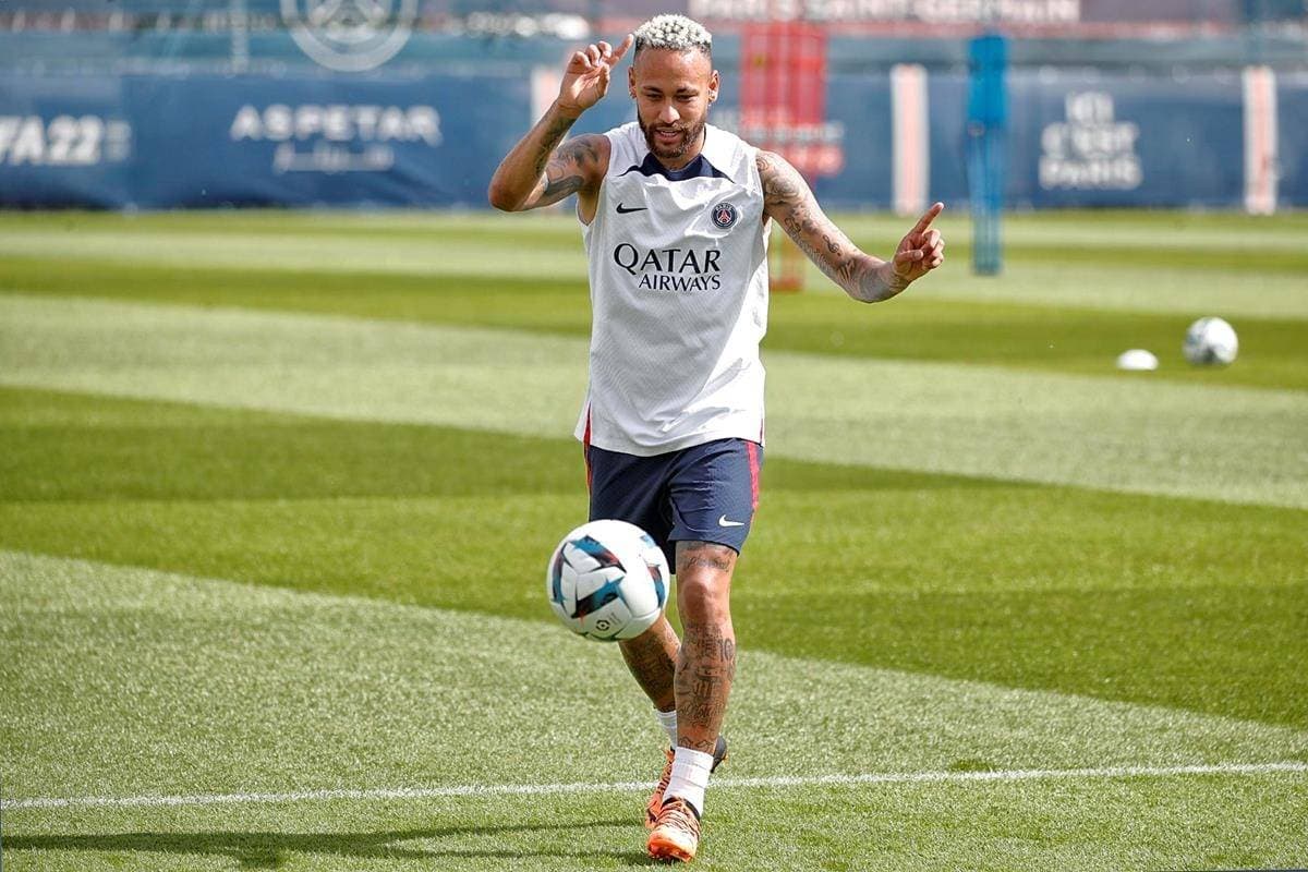 البرازيلي نيمار يظهر مهاراته بالكرة خلال تدريبات باريس سان جرمان أمس، استعدادا للموسم الجديد تحت قيادة المدرب الجديد كريستوف جالتييه الذي خلف الأرجنتيني ماوريسيو بوكيتينو. "مركز باريس سان جرمان الإعلامي"