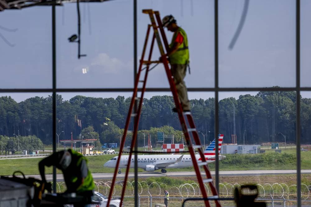 سهم "بن داود" يفتتح أولى جلساته في السوق السعودي بالحد الأعلى