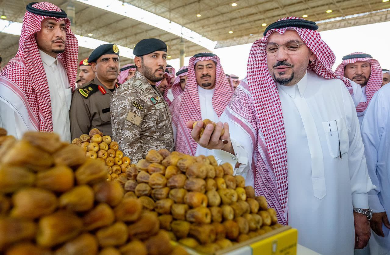 أمير القصيم : أتطلع لوجود أكاديمية تمور.. و 62 مليون ريال مبيعات مهرجان بريدة في أسبوع