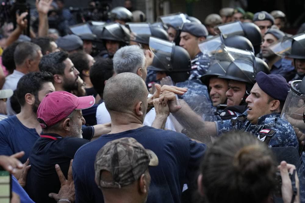 حلقة جديدة من أزمات لبنان المالية .. احتجاز موظفي مصرف لاسترداد وديعة دولارية