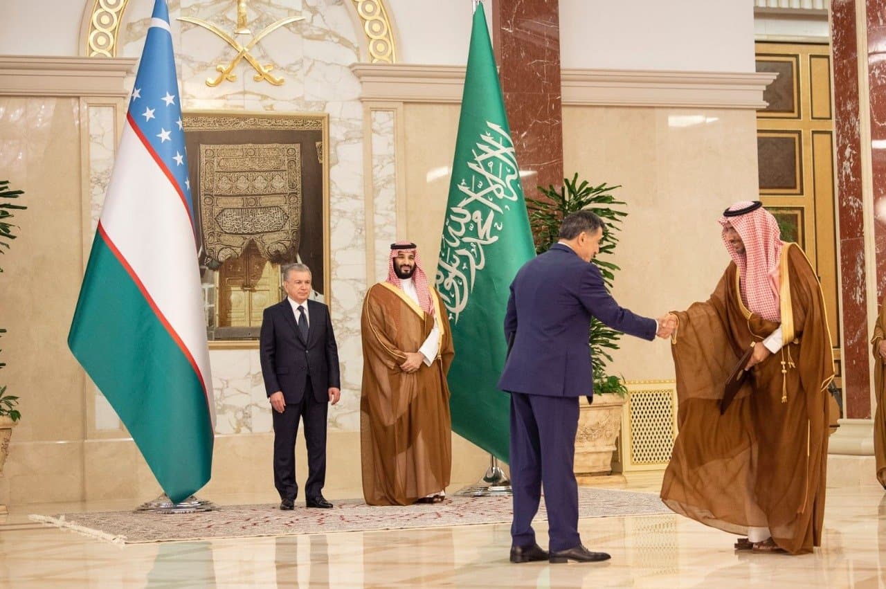 ولي العهد يبحث مع رئيس أوزبكستان أوجه العلاقات الثنائية وفرص التعاون