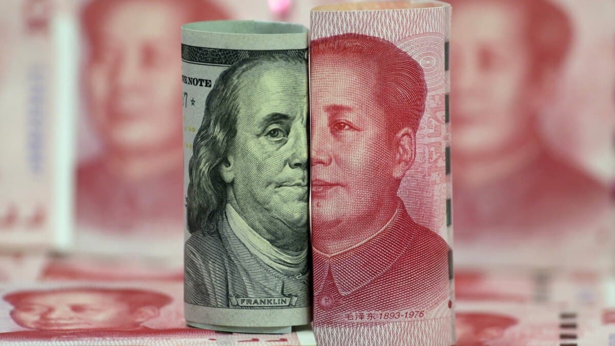 الدولار يلامس أعلى مستوى في 3 أسابيع واليوان يستمر في مواجهة الضغوطات