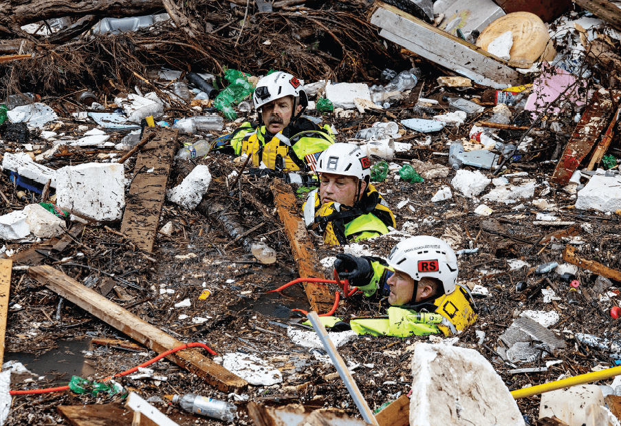 فرق البحث والإنقاذ تبحث عن مفقودين وسط الحطام الذي خلفته مياه الفيضانات في ولاية كنتاكي