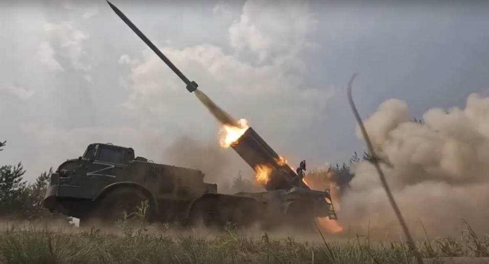 إطلاق قذائف روسية على القوات الأوكرانية في دونباس."أ.ب"