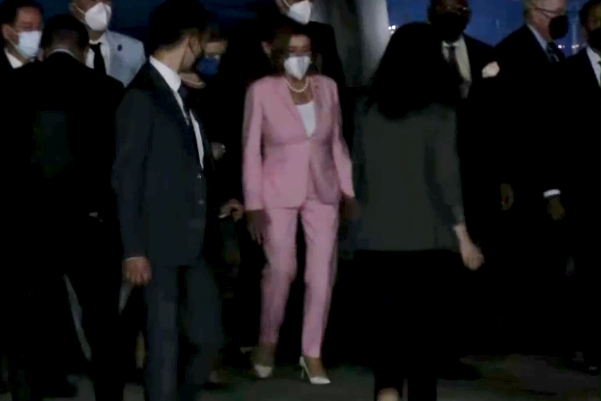 رغم التهديدات الصينية .. رئيسة مجلس النواب الأمريكي تصل تايوان 