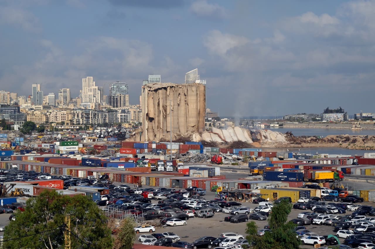 انهيار الجزء الشمالي من الإهراءات في مرفأ بيروت 