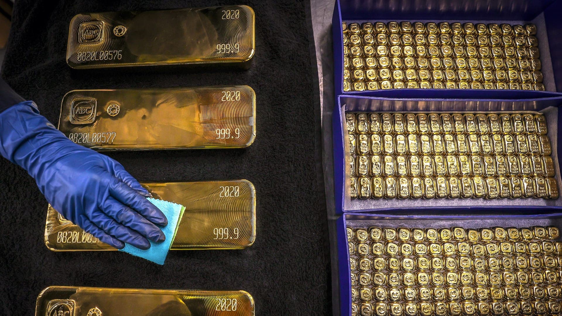 الذهب قرب أدنى مستوى في شهر بفعل ارتفاع الدولار