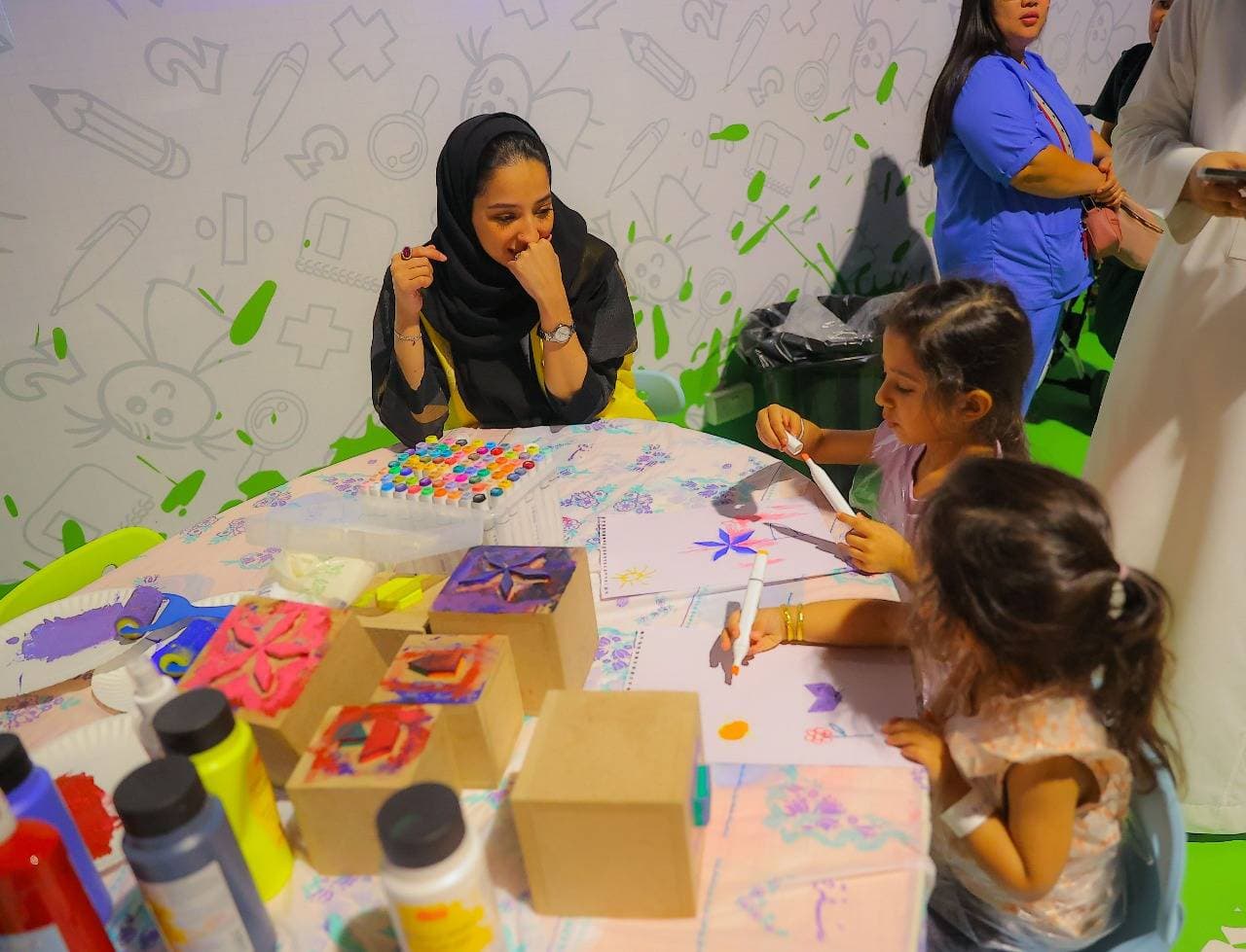 سعوديات متمكنات يحفزن الأطفال على ابتكار الألعاب الطبيعية.