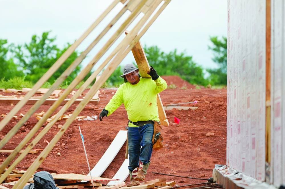 تراجع الطلب على العمالة في القطاعات الحساسة مثل الإسكان والتجزئة. "أ.ب"