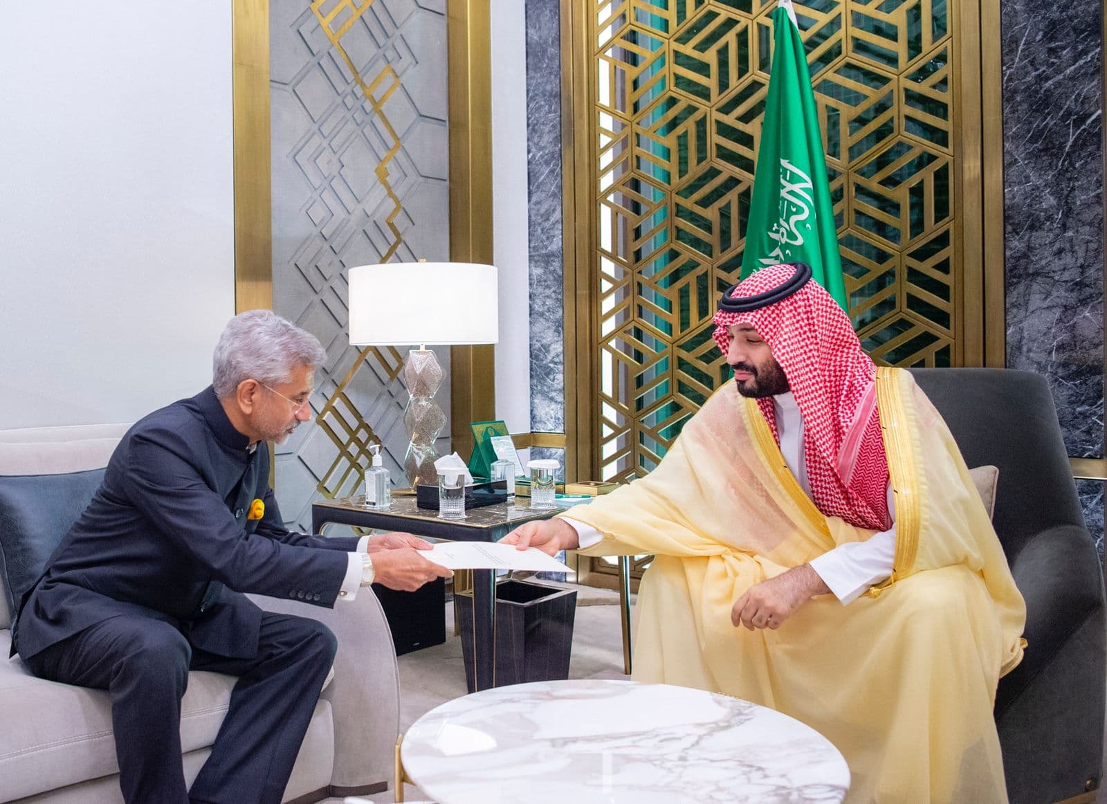 ولي العهد يتسلم رسالة خطية من دولة رئيس وزراء الهند وذلك خلال استقباله لوزير الخارجية الهندي