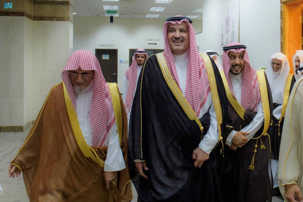 أمير المدينة المنورة خلال جولته في مكتبة صالح بن حميد.