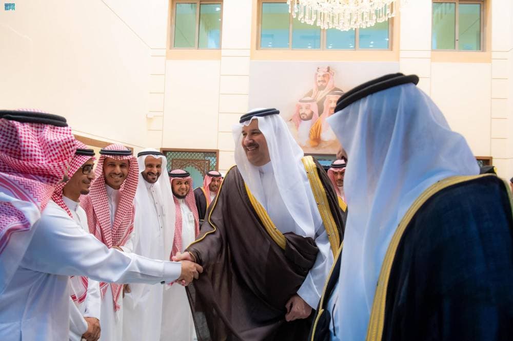 أمير المدينة المنورة خلال لقائه المسؤولين والمواطنين.