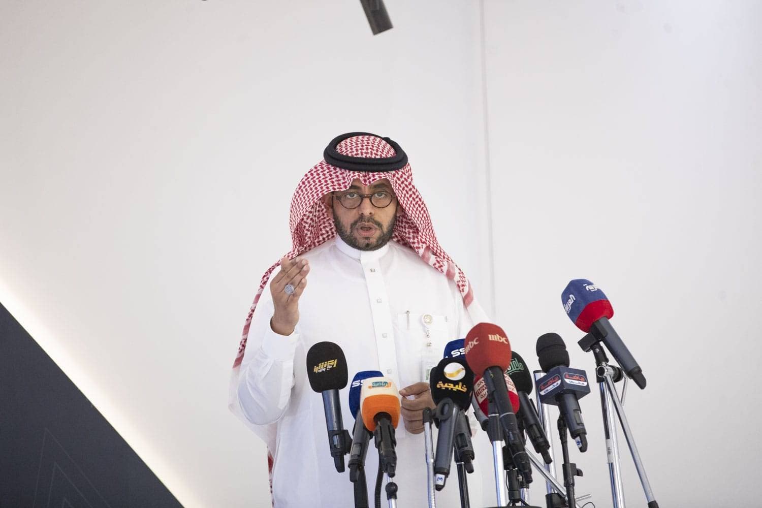 الدكتور محمد باصم يجيب على التساؤلات خلال المؤتمر الدوري. تصوير: علي الظاهري ـ "الاقتصادية"