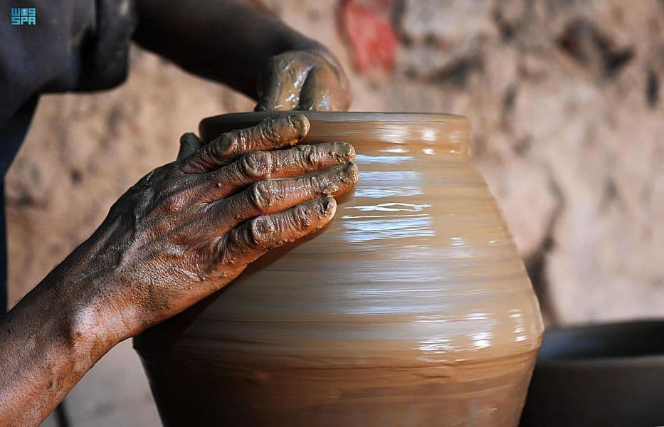 الفخار صناعة تقليدية يتوارثها الأجيال في المدينة المنورة 