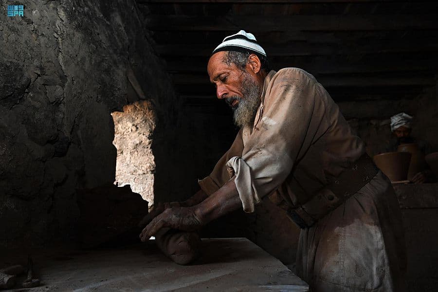 الفخار صناعة تقليدية يتوارثها الأجيال في المدينة المنورة 