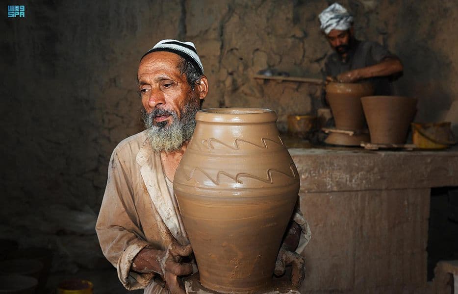 الفخار صناعة تقليدية يتوارثها الأجيال في المدينة المنورة 
